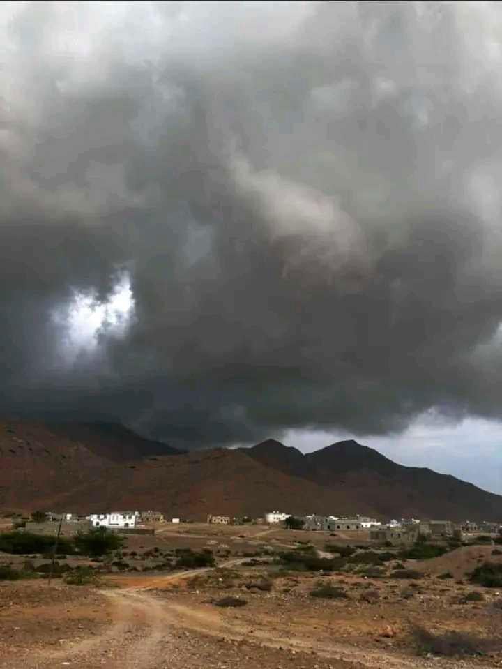 إعصار تيج.. السلطات المحلية تحذر المواطنين في اليمن