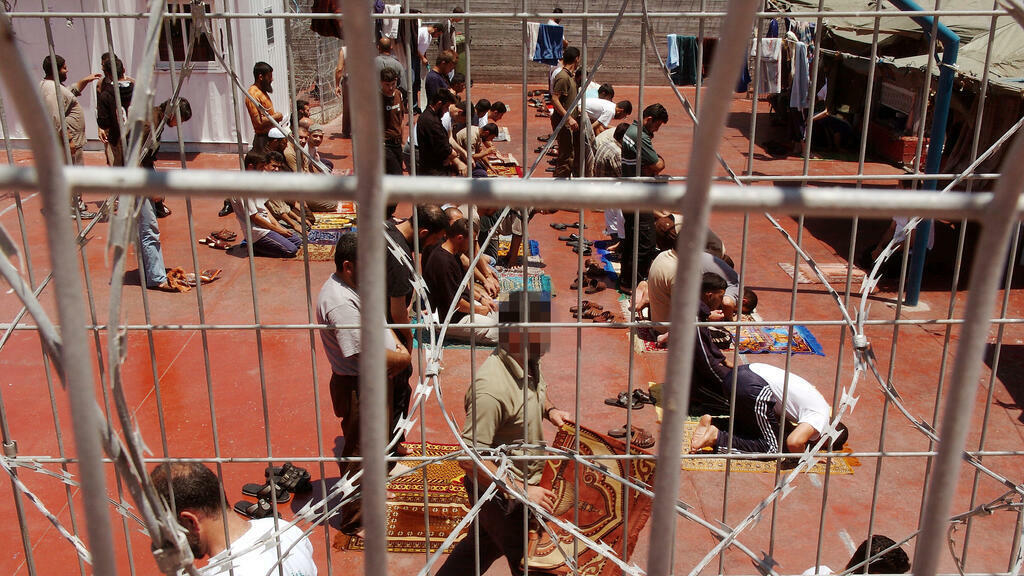 منع الأسرى من الصلاة الجماعية في سجن النقب 